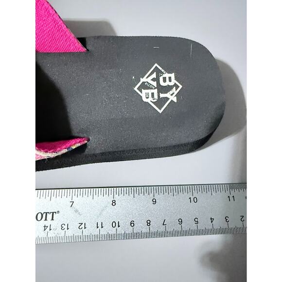 BY YB Womens Size 9 Black Pink Zigzag Sandals Flip Flops Colorful Pattern - Picture 12 of 12